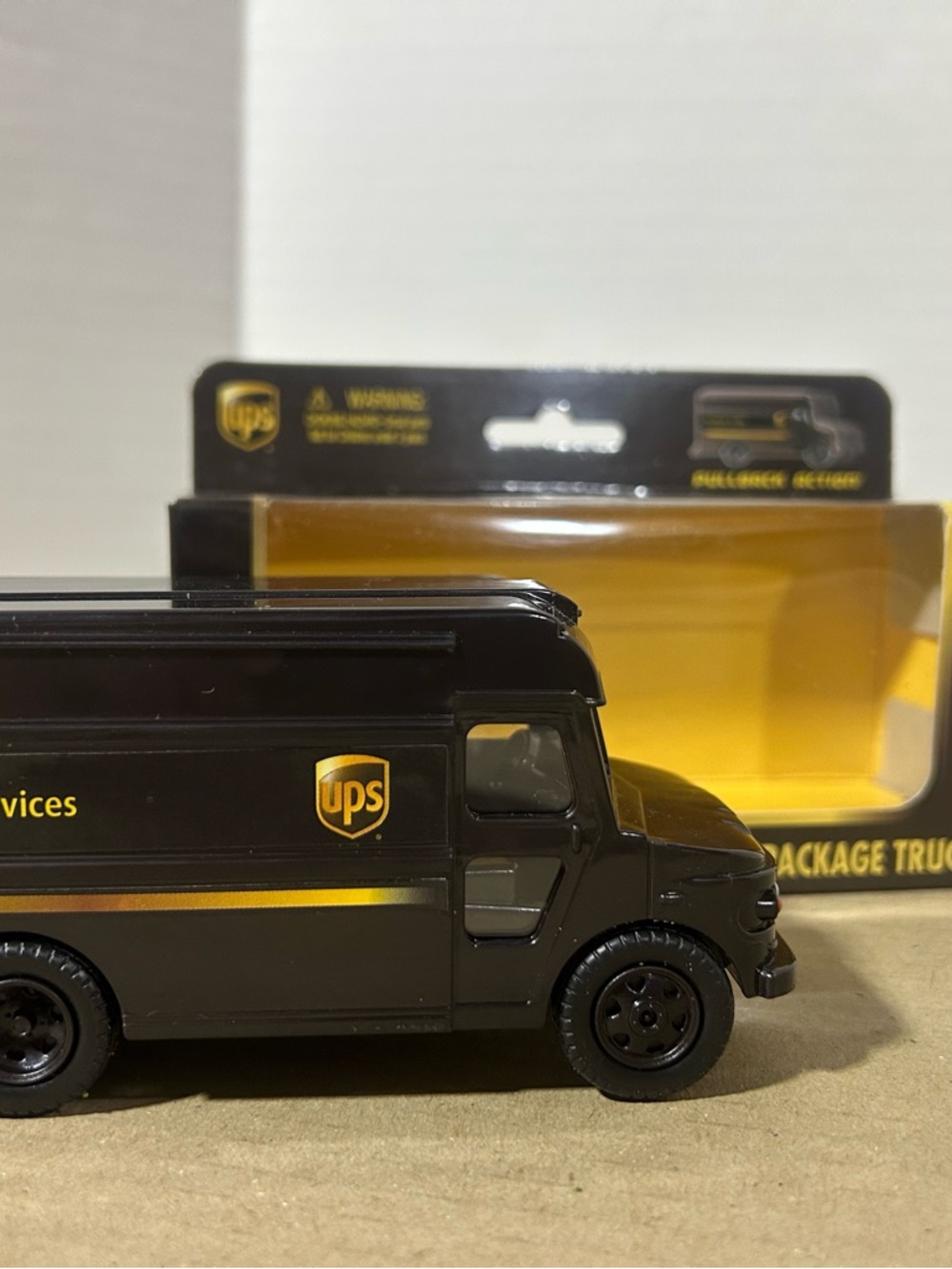 Daron UPS DELIVERY TRUCK Pullback Package Truck RT4349 Model Car NEW